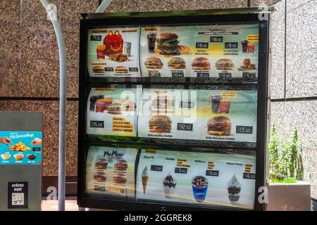 In Venezuela, a causa dei problemi di inflazione e disallineamento monetario, mangiare un grande Mac hamburger è un lusso, poiché è equivalente a 3 a 4 volte t Foto Stock