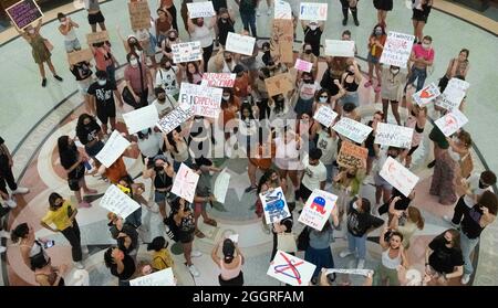 Austin, Texas, Stati Uniti. 1 settembre 2021. Le donne dell'università del Texas si radunano al Campidoglio del Texas per protestare la firma del governatore Abbott della legge sull'aborto più severa della nazione che rende un crimine per interrompere un feto dopo sei settimane, o quando un 'heartbeat' è rilevato. Abbott ha firmato la legge mercoledì 1 settembre 2021. (Credit Image: © Bob Daemmrich/ZUMA Press Wire) Foto Stock