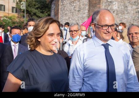 Roma, Italia. 2 settembre 2021. Roberto Gualtieri e Ada Colau durante la manifestazione inaugurale della campagna elettorale di Roberto Gualtieri, candidato al Sindaco di Roma, in Piazza della bocca della Verità a Roma. Hanno partecipato anche il Sindaco di Barcellona Ada Colau e il Presidente della Regione Lazio Nicola Zingaretti. (Foto di Matteo Nardone/Pacific Press) Credit: Pacific Press Media Production Corp./Alamy Live News Foto Stock