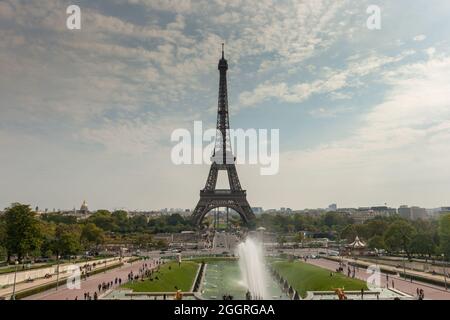 Torre Eiffel durante una bella mattinata estiva. La Torre Eiffel è uno dei punti di riferimento più rappresentativi di Parigi, Francia Foto Stock