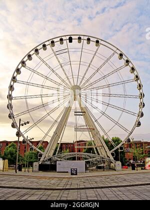 La ruota Freij di Liverpool al molo Albert presso il fiume Mersey Foto Stock