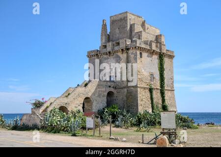 Torre Colimena, un borgo marinaro nel comune di Manduria, Puglia. Torre di difesa costiera dell'imperatore Carlo V, re di Spagna Foto Stock
