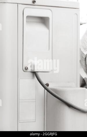 Sistema di alimentazione via cavo del condizionatore d'aria domestico, primo piano. Foto Stock