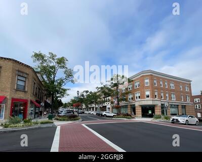 Greenwich, CT - USA - 29 agosto 2021: Vista orizzontale dell'elegante quartiere commerciale di Greenwich Avenue nel centro di Greenwich. Foto Stock