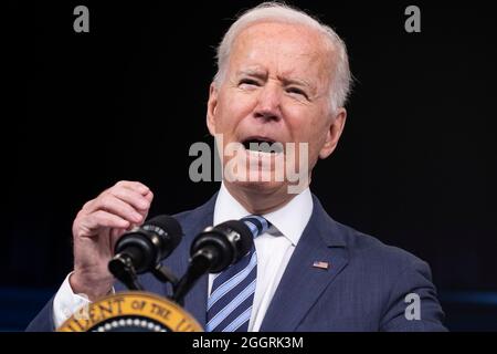 Washington, DC, Stati Uniti. 2 settembre 2021. Il presidente degli Stati Uniti Joe Biden fa osservazioni sulla risposta della sua amministrazione all'uragano Ida, nell'Auditorium del South Court dell'Eisenhower Executive Officer Building (EEEOB) sul White House Complex, a Washington, DC, USA, 02 settembre 2021. Il bilancio delle vittime di Ida è aumentato nella zona di New York dopo gravi inondazioni. Credit: Michael Reynolds/Pool via CNP/dpa/Alamy Live News Foto Stock