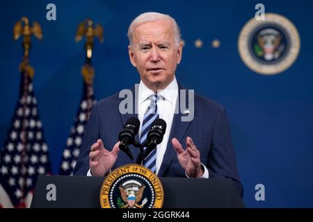 Washington, DC, Stati Uniti. 2 settembre 2021. Il presidente degli Stati Uniti Joe Biden fa osservazioni sulla risposta della sua amministrazione all'uragano Ida, nell'Auditorium del South Court dell'Eisenhower Executive Officer Building (EEEOB) sul White House Complex, a Washington, DC, USA, 02 settembre 2021. Il bilancio delle vittime di Ida è aumentato nella zona di New York dopo gravi inondazioni. Credit: Michael Reynolds/Pool via CNP/dpa/Alamy Live News Foto Stock