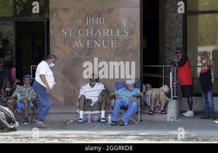 New Orleans, Stati Uniti. 2 settembre 2021. I residenti di New Orleans cercano ombra come le temperature salire, Giovedi, 2 settembre 2021. L'intera regione ha perso il potere durante l'uragano Ida, e il lavoro è iniziato nel tentativo di riportare il potere nella zona. Foto di AJ Sisco/UPI Credit: UPI/Alamy Live News Foto Stock