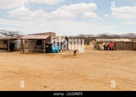 CABO DE LA vela, COLOMBIA - 25 AGOSTO 2015: Case in un piccolo villaggio di pescatori Cabo de la vela situato sulla penisola di la Guajira. Foto Stock