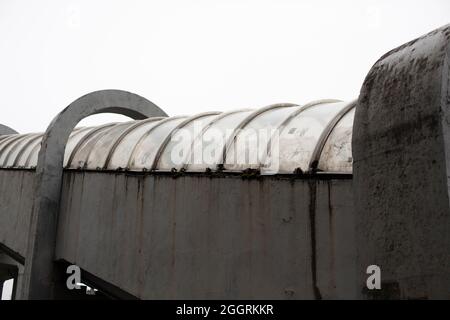 Passaggio pedonale sull'autostrada. Tunnel sulla strada. Il tetto del tubo su cui camminano i pedoni. Superficie di plastica arcuata su una base concreta Foto Stock