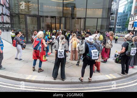 Londra, Regno Unito. 2 settembre 2021. I manifestanti sono visti suonare la batteria fuori dagli uffici londinesi della banca giapponese Mizuho durante la dimostrazione.la ribellione di estinzione impossibile la ribellione il giorno 11 delle loro due settimane di proteste per esigere la responsabilità dal governo e dai suoi finanzieri sull'uso dei combustibili fossili e la crisi climatica. Credit: SOPA Images Limited/Alamy Live News Foto Stock