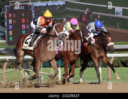 Saratoga Springs, Stati Uniti. 2 settembre 2021. Miss interpretate, cavalcato da Jose Ortiz, Jr., viene intorno all'esterno per vincere la 17 ° corsa del P.G. Johnson si trova all'ippodromo di Saratoga, giovedì 2 settembre 2021. Foto di Mark Abraham/UPI Credit: UPI/Alamy Live News Foto Stock