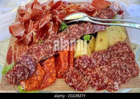 Piatto di formaggi e salumi italiani Foto Stock