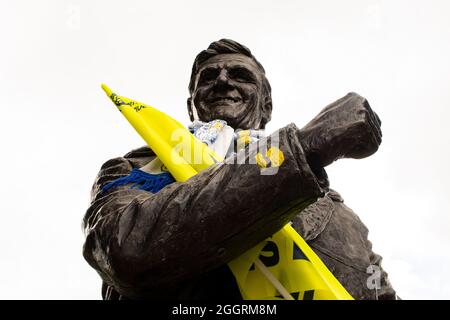 Una statua di Don Revie fuori Elland Road il 22 agosto 2021. Credito: Lewis Mitchell Foto Stock