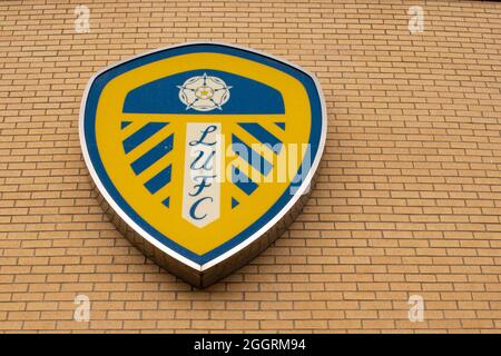 Uno stemma del Leeds United sul East Stand di Elland Road il 22 agosto 2021. Credito: Lewis Mitchell Foto Stock