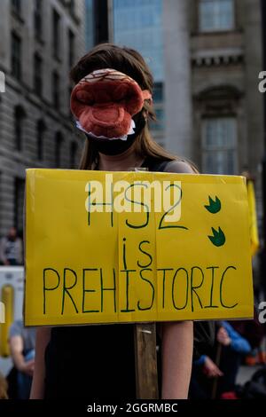 Londra, Regno Unito. 2 settembre 2021. Estinzione Rebellion marcia dalla Tate Modern alla Banca d'Inghilterra dove la gente si sedette e bloccare la strada. Credit: Joao Daniel Pereira Credit: Joao Daniel Pereira/Alamy Live News Foto Stock