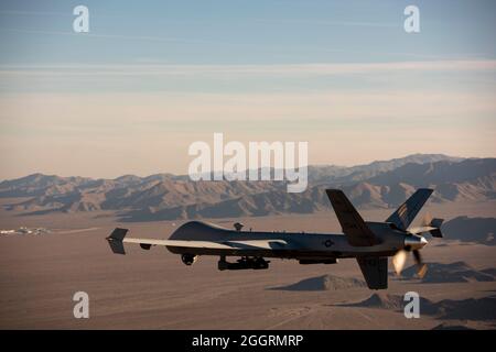 Il General Atomics MQ-9 Reaper unmanned Aircehicle vola una missione di addestramento sopra il Nevada Test and Training Range alla Creech Air Force base 14 gennaio 2020 a Indian Springs, Nevada. Foto Stock