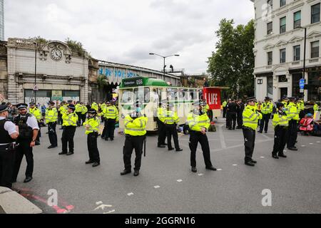 Londra, Regno Unito. 31 agosto 2021. Estinzione la ribellione protesta investire in vita a London Bridge. Gli attivisti hanno bloccato la giunzione con l'autobus. Credito: Waldemar Sikora Foto Stock