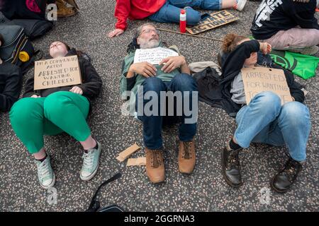 Londra, Regno Unito. 2 settembre 2021. I manifestanti con i segnali che esprimono la loro opinione si trovano sulla strada durante la manifestazione.estinzione ribellione impossibile ribellione il giorno 11 delle loro due settimane di proteste per chiedere la responsabilità del governo e dei suoi finanzieri sull'uso dei combustibili fossili e la crisi climatica. (Foto di Dave Rushen/SOPA Images/Sipa USA) Credit: Sipa USA/Alamy Live News Foto Stock