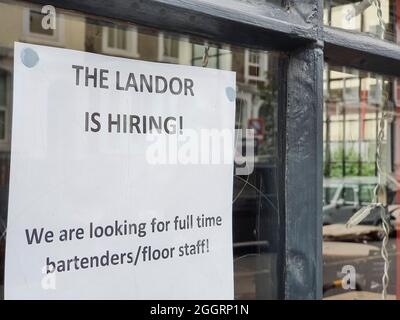 Londra, UK, 2 settembre 2021: Un segno in una finestra pub in Clapham annuncia un posto di lavoro vacante per il personale del bar. Il settore dell’ospitalità è uno dei diversi settori che sono stati duramente colpiti sia dalla Brexit che dalla pandemia, lasciando 1.66 milioni di posti di lavoro senza riempimento nel Regno Unito. Anna Watson/Alamy Live News Foto Stock