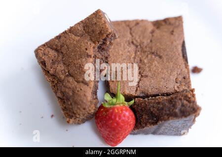Brownie di cioccolato in piatto bianco su sfondo bianco, cibo, deserto Foto Stock