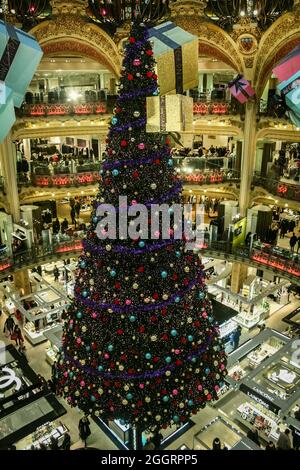 Foto dell'iconico albero di Natale, o sapin de Noel, all'interno delle Galeries Lafayette a Parigi, uno dei principali grandi magazzini della F Foto Stock