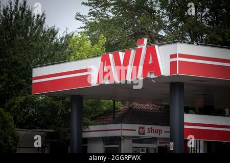 Immagine del cartello Avia International con il logo sulla stazione di servizio per la Serbia a Belgrado. L'Avia International ha sede in Svizzera Foto Stock