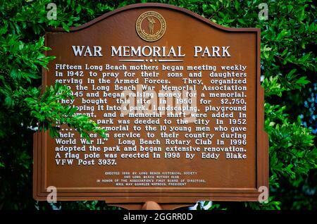 Un indicatore storico si trova al War Memorial Park, 31 agosto 2021, a Long Beach, Mississippi. Il War Memorial Park è stato fondato nel 1942. Foto Stock