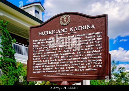 Un indicatore storico racconta la storia della devastazione dell'uragano Katrina della piccola comunità costiera di Long Beach a Long Beach, Mississippi. Foto Stock