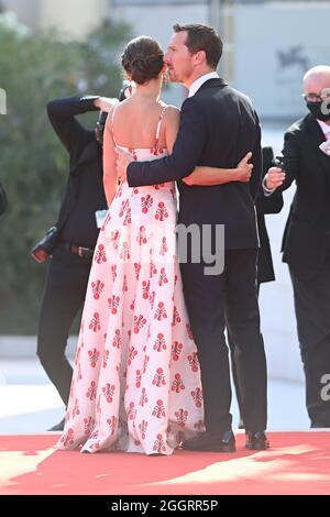 Venezia, Italia. 2 settembre 2021. L'attore inglese Benedict Cumberbatch e sua moglie Sophie Hunter partecipano alla proiezione di 'The Power of the Dog' durante il 78° Festival Internazionale del Cinema di Venezia, il 3 settembre 2021. Foto di Paul Treadway/ Credit: UPI/Alamy Live News Foto Stock