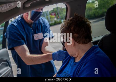 Vadnais Heights, Minnesota. Donna di 71 anni che ottiene il suo secondo Moderna covid sparato da un dipendente CVS Pharmacy mentre si siede nella sua auto. Foto Stock