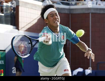 Flushing Meadow, United ha dichiarato. 2 settembre 2021. Kei Nishikori del Giappone ha fatto un'antenata a Mackenzie McDonald sul campo 17 nel secondo round dei 2021 US Open Tennis Championships presso l'USTA Billie Jean King National Tennis Center giovedì 2 settembre 2021 a New York City. Foto di John Angelillo/UPI Credit: UPI/Alamy Live News Foto Stock