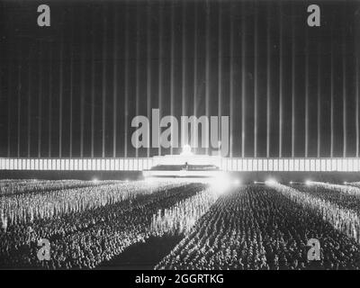 Una foto del Rally di Norimberga che mostra migliaia di persone e la famosa Cattedrale della luce di Albert Speer Foto Stock