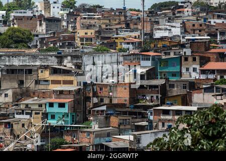 Salvador, Bahia, Brasile - 21 febbraio 2014: Vista della parte più povera della città con le case costruite nelle montagne pericolose. Foto Stock