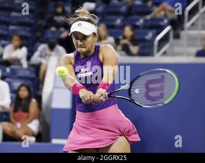 Flushing Meadow, United ha dichiarato. 2 settembre 2021. Lauren Davis ha fatto un passo indietro nella sua partita contro Bianca Andreescu del Canada nel secondo round dei 2021 US Open Tennis Championships presso l'USTA Billie Jean King National Tennis Center giovedì 2 settembre 2021 a New York City. Foto di John Angelillo/UPI Credit: UPI/Alamy Live News Foto Stock