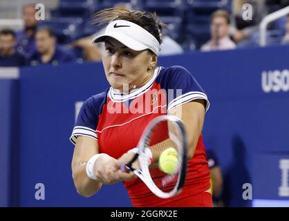 Flushing Meadow, United ha dichiarato. 2 settembre 2021. Bianca Andreescu of Canada ha fatto un giro di backhand nella sua partita contro Lauren Davis nel secondo round dei 2021 US Open Tennis Championships presso l'USTA Billie Jean King National Tennis Center giovedì 2 settembre 2021 a New York City. Foto di John Angelillo/UPI Credit: UPI/Alamy Live News Foto Stock