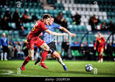 Tallinn, Estonia. 2 settembre 2021. Artur Pikk (R) di Estonia e Thomas Foket (L) del Belgio visto in azione durante la Coppa del mondo FIFA 2022 gioco di qualificatori tra Belgio ed Estonia a A. le Coq Arena.Final Score; Belgio 5:2 Estonia) credito: SOPA Images Limited/Alamy Live News Foto Stock