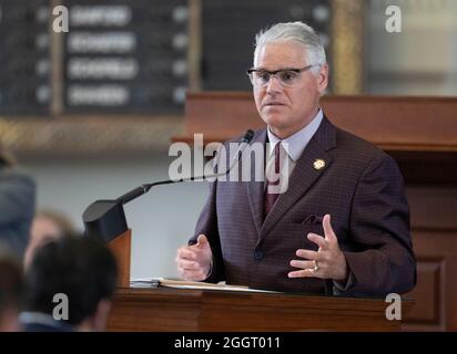 Austin, Texas, Stati Uniti. 2 settembre 2021. DAN HUBERTY, R-Houston, sponsor della casa, spiega il progetto di legge come la Casa del Texas alla fine passa SB3, un progetto di riforma dell'istruzione che proibirebbe tra le altre cose, insegnando ''teoria critica della corsa'' nelle classi del Texas. Il disegno di legge è passato alla terza lettura su un voto partisan, 81-43 (Credit Image: © Bob Daemmrich/ZUMA Press Wire) Foto Stock