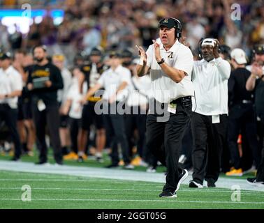 Charlotte, Carolina del Nord, Stati Uniti. 2 settembre 2021. Shawn Clark, allenatore di montagna dello stato di Appalachian, fa un tifo per la sua squadra durante il Duke's Mayo Classic del 2021 al Bank of America Stadium di Charlotte, North Carolina. Rusty Jones/Cal Sport Media/Alamy Live News Foto Stock