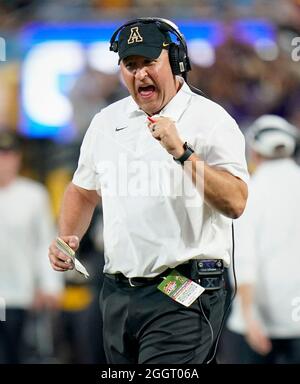 Charlotte, Carolina del Nord, Stati Uniti. 2 settembre 2021. Shawn Clark, allenatore di montagna dello stato di Appalachian, fa un tifo per la sua squadra durante il Duke's Mayo Classic del 2021 al Bank of America Stadium di Charlotte, North Carolina. Rusty Jones/Cal Sport Media/Alamy Live News Foto Stock