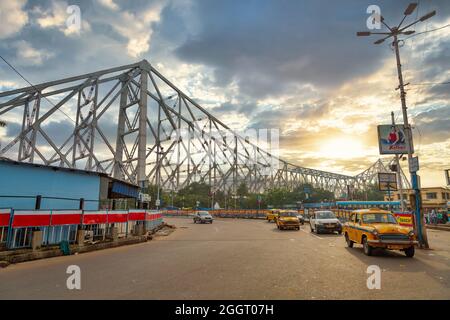 Taxi giallo veicoli di trasporto pubblico in attesa per i passeggeri vicino al ponte Howrah Kolkata India all'alba Foto Stock