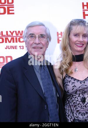 Martin Landau, Gretchen Becker 06/10/03 HOMICIDI DI HOLLYWOOD al Mann Village Theatre, Westwood Foto di Izumi Hasegawa/HNW/PictureLux - file Reference # 34202-0131HNWPLX Foto Stock