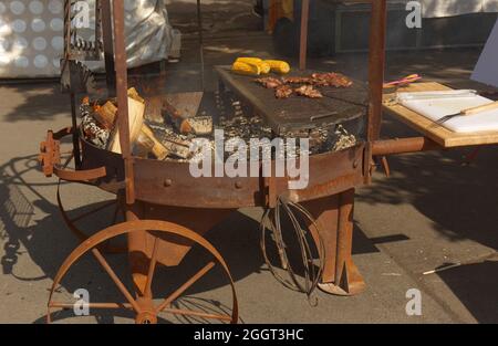 Grande grill mobile al Prague Latino Farmers Street Food Market Foto Stock