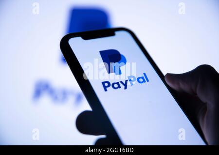 LONDRA, UK - Agosto 2021: Logo del servizio finanziario PayPal su uno smartphone Foto Stock