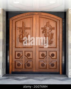 Dettaglio in legno sulla porta dell'ingresso principale della Chiesa di Don Bosco Ubicazione: Nashik, Maharashtra, India. Data - Agosto 29 2021 Foto Stock