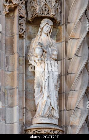 Albi, Francia. 8 agosto 2021. Donna scultura in pietra all'ingresso della Cattedrale di Albi.