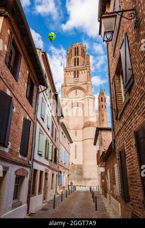 La mongolfiera vola sopra la cattedrale di Albi nel sud della Francia Foto Stock