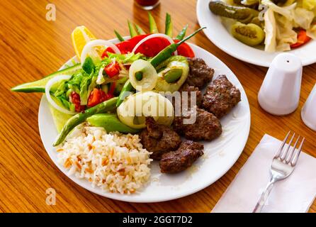 Kofte di vitello turco alla griglia con riso e verdure Foto Stock