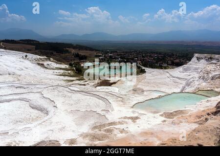Terrazze di Pamukkale, un minerale naturale acqua calda che esce dalle montagne. Turchia Foto Stock