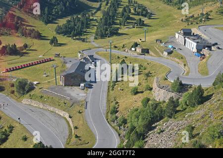 Vista sulle montagne che circondano la valle dalle piste da sci di Arcalis, Ordino, Andorra Foto Stock