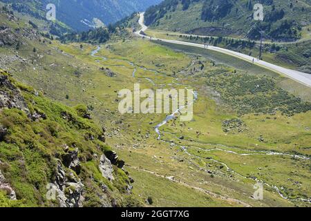 Vista sulle montagne che circondano la valle dalle piste da sci di Arcalis, Ordino, Andorra Foto Stock